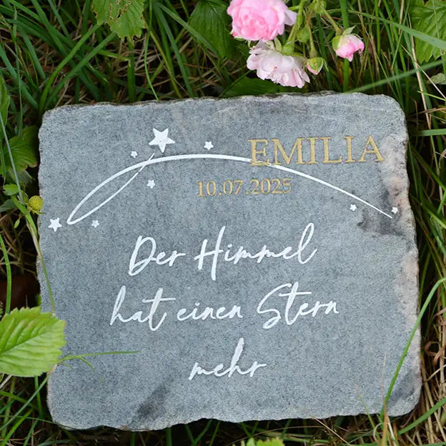 Grabstein, Gedenkstein, Liegestein aus geschnittener Natursteinblock Granit grau oder rot mit Name, Datum und Sternen, Abschiedsworte in Handschrift und Gravurfarbe weiß von Jeske Design - Motiv NSB-17
