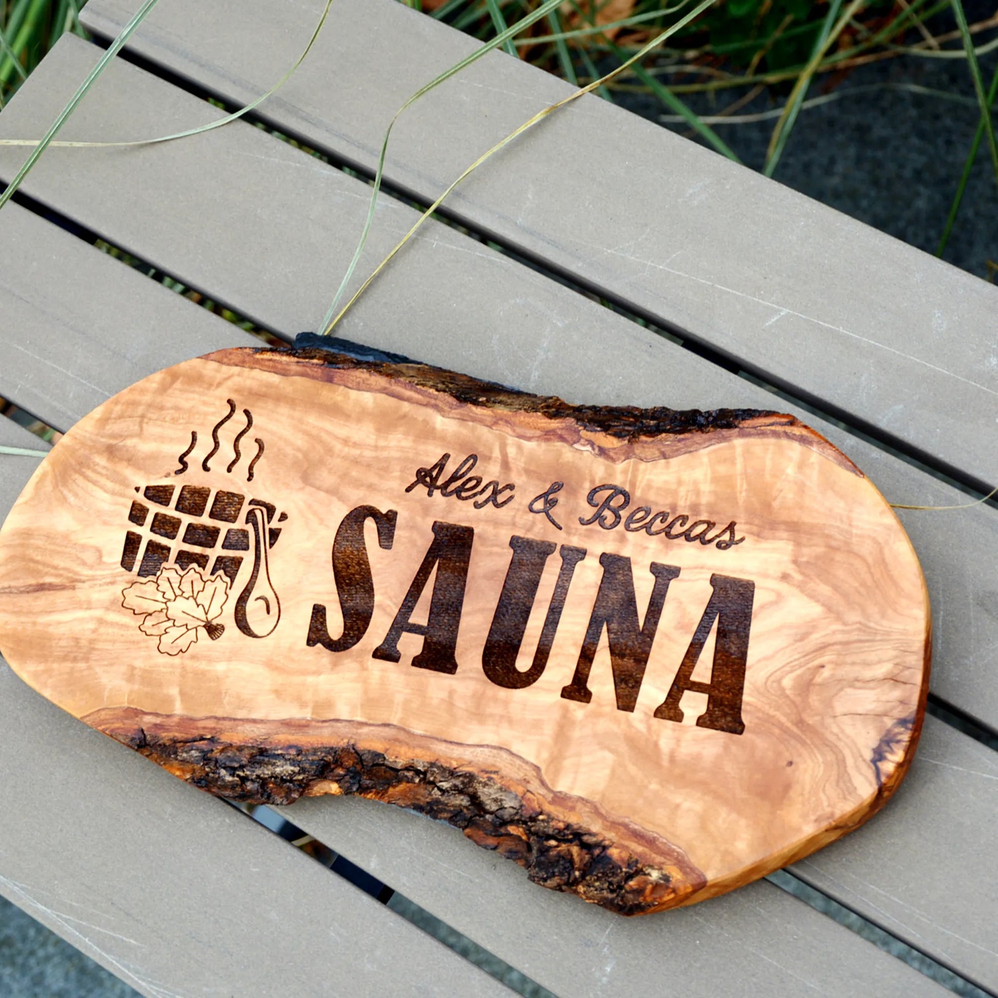 SAUNA - personalisiertes Olivenholzschild - Jeske Design