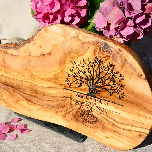 Glattes Schneidebrett & Frühstücksbrett mit rustikalem Naturrand mit dem Gravurmotiv LEBENSBAUM mit personalisierten Namen und oder Datum als Geschenkidee für Hochzeitspaare, zum Jahrestag oder Jubilare, beste Freundin