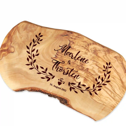 Personalisiertes Olivenholzbrett mit glatter Schneidefläche und Motiv "Herzreigen" mit Paarnamen und Hochzeitsdatum