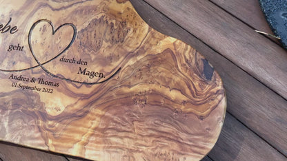 Personalisiertes Brett LIEBE GEHT DURCH DEN MAGEN | Geschenk für Paare