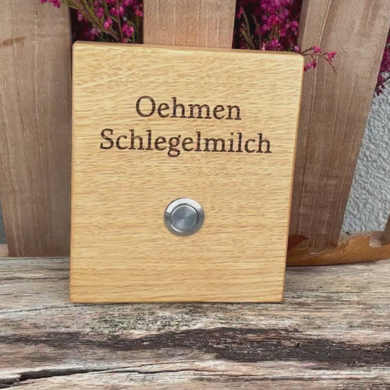 Klingelschild Motiv Röttgers aus edler Eiche mit Edelstahl Taster unbeleuchtet oder mit weißem LED-Licht oder schwarz-Aluminium-Taster in der Größe 12 x 14 cm oder 14 x 25 cm. Name wird per Laser in das Holz graviert. Klassische Druckschrift mit Serifen.