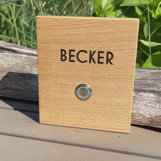 Klingelschild aus edler Eiche in den Größen 12 x 14 cm oder 14 x 25 cm mit unbeleuchteten Edelstahl-Taster oder mit LED beleuchtet oder mit schwarzem Aluminium-Taster. Name wird per Laser in das Holz graviert. Moderne Design-Schrift