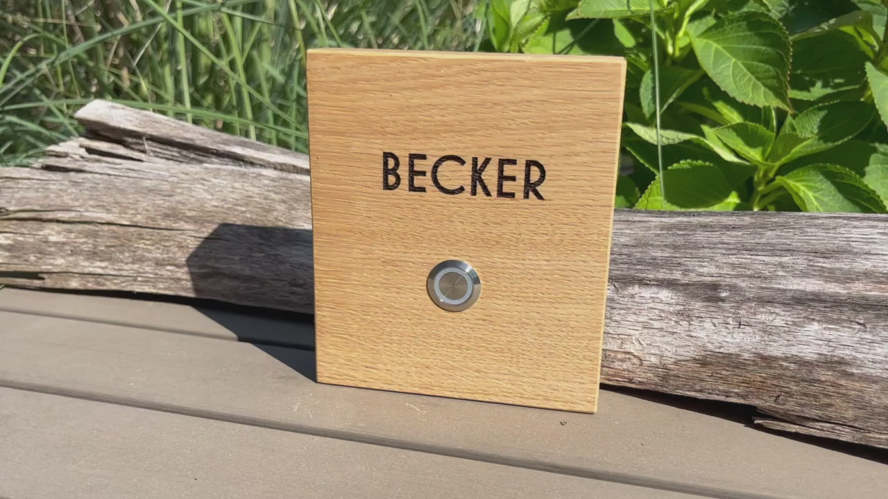 Klingelschild aus edler Eiche in den Größen 12 x 14 cm oder 14 x 25 cm mit unbeleuchteten Edelstahl-Taster oder mit LED beleuchtet oder mit schwarzem Aluminium-Taster. Name wird per Laser in das Holz graviert. Moderne Design-Schrift