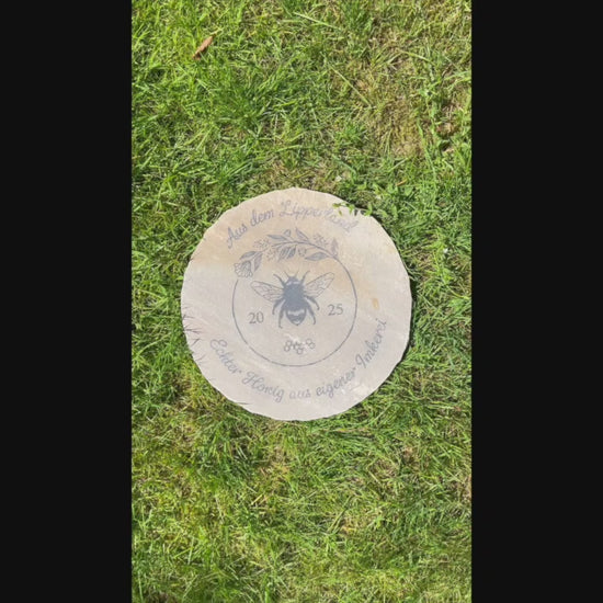 Motiv Echter Honig aus eigener Imkerei mit Biene in Sandstein ø 30 cm graviert als Verkaufsschild Hausschild Hinweis Geschenk für Imker. Kann personalisiert werden mit Wunschtext oder eigenem Logo. Hier Aus dem Lipperland Honig