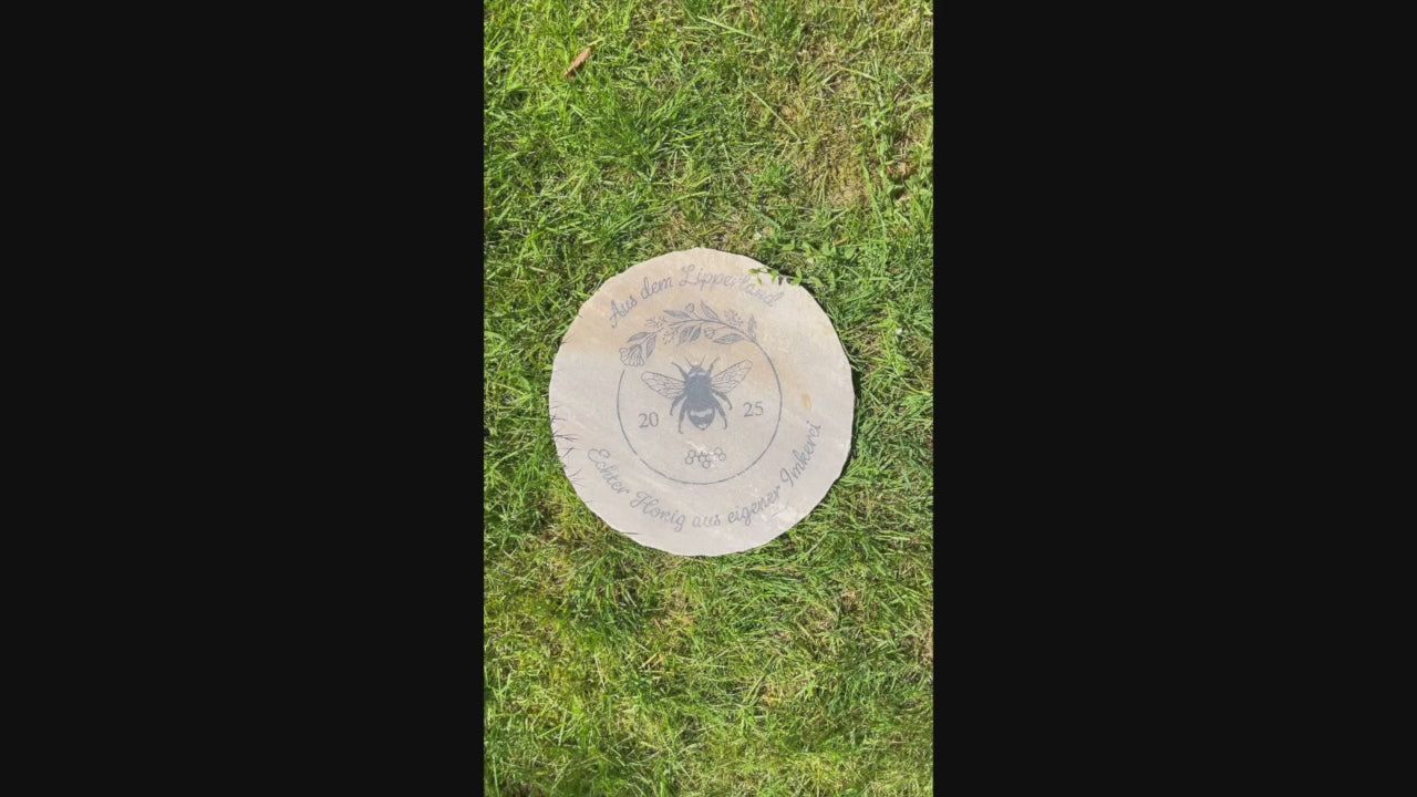 Motiv Echter Honig aus eigener Imkerei mit Biene in Sandstein ø 30 cm graviert als Verkaufsschild Hausschild Hinweis Geschenk für Imker. Kann personalisiert werden mit Wunschtext oder eigenem Logo. Hier Aus dem Lipperland Honig