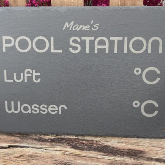 Schieferschild mit Motiv POOL-STATION in der Größe 30x20 cm oder 40 x 30 cm personalisierbar. Manuelle Temperaturanzeige für Luft und Wasser in Celsius-Angabe. Kann mit Kreide oder Kreidestiften beschrieben werden. Geschenkidee für Pool-Besitzer oder für das Schwimmbad