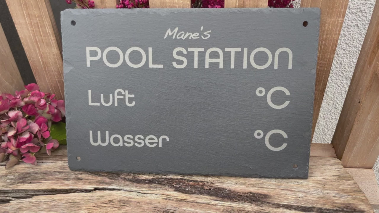 Schieferschild mit Motiv POOL-STATION in der Größe 30x20 cm oder 40 x 30 cm personalisierbar. Manuelle Temperaturanzeige für Luft und Wasser in Celsius-Angabe. Kann mit Kreide oder Kreidestiften beschrieben werden. Geschenkidee für Pool-Besitzer oder für das Schwimmbad