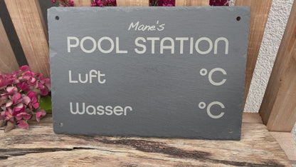 Schieferschild mit Motiv POOL-STATION in der Größe 30x20 cm oder 40 x 30 cm personalisierbar. Manuelle Temperaturanzeige für Luft und Wasser in Celsius-Angabe. Kann mit Kreide oder Kreidestiften beschrieben werden. Geschenkidee für Pool-Besitzer oder für das Schwimmbad