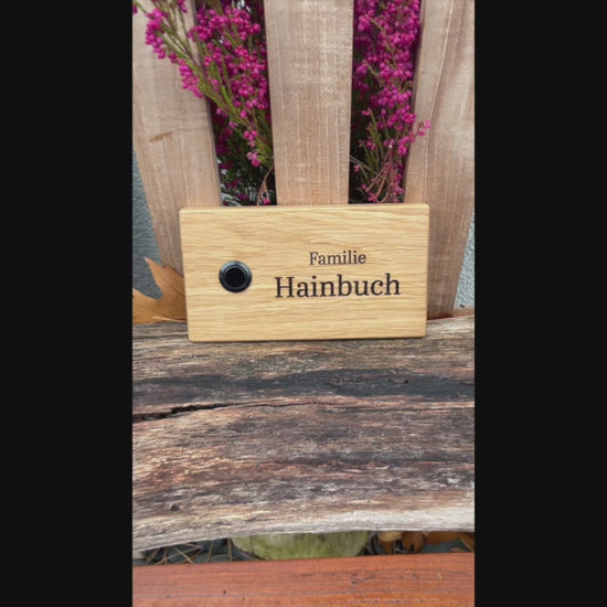 Edles Klingelschild aus Eiche in verschiedenen Länge z.B. 9 x 16/20/24cm. Länge anpassbar. Verschiedene Schriften zur Auswahl. Mit Familiennamen. Edelstahltaster mit und ohne Licht. Schwarzer Aluminiumtaster