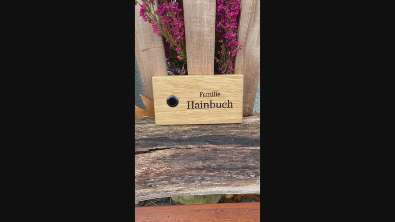 Edles Klingelschild aus Eiche in verschiedenen Länge z.B. 9 x 16/20/24cm. Länge anpassbar. Verschiedene Schriften zur Auswahl. Mit Familiennamen. Edelstahltaster mit und ohne Licht. Schwarzer Aluminiumtaster