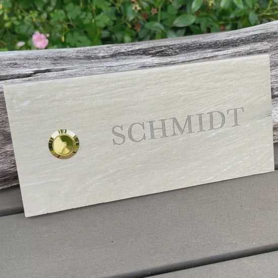 Beige-hellgrau meliertes Klingelschild aus Feinsteinzeug - Keramik frostsicher in der Größe 20 x 15 cm oder kleiner mit dem Nachnamen graviert. Taster in Edelstahl matt unbeleuchtet oder mit LED-Licht weiß oder im Goldton glänzend.