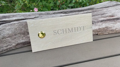 Beige-hellgrau meliertes Klingelschild aus Feinsteinzeug - Keramik frostsicher in der Größe 20 x 15 cm oder kleiner mit dem Nachnamen graviert. Taster in Edelstahl matt unbeleuchtet oder mit LED-Licht weiß oder im Goldton glänzend.