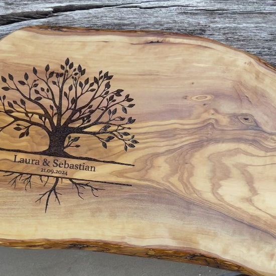 Glattes Schneide- & Frühstücksbrett mit rustikalem Naturrand mit dem Gravurmotiv LEBENSBAUM miter personalisierten Namen und Datum als Hochzeitsgeschenk oder Geschenkidee Jubiläum