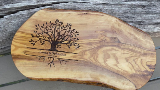 Glattes Schneide- & Frühstücksbrett mit rustikalem Naturrand mit dem Gravurmotiv LEBENSBAUM miter personalisierten Namen und Datum als Hochzeitsgeschenk oder Geschenkidee Jubiläum