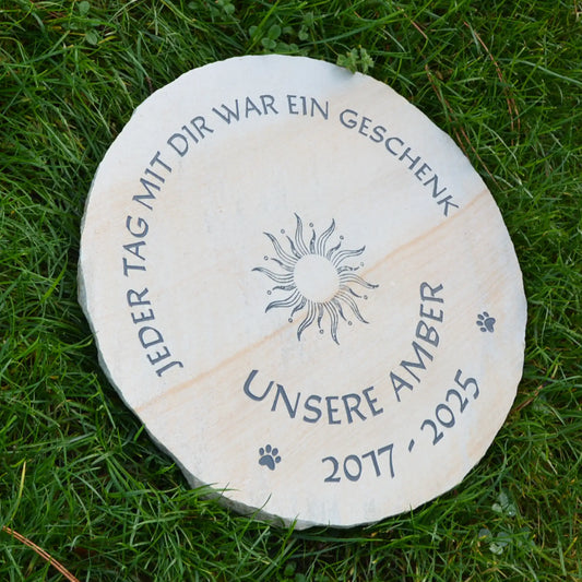Tiergrabstein aus Sandstein Seitenansicht - Detailansicht der Gravur und natürlichen Maserung