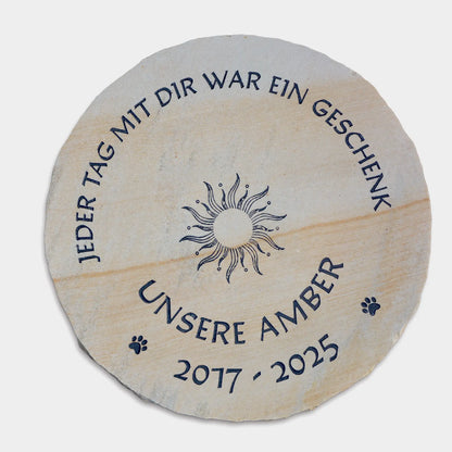 Personalisierte runde Grabplatte aus Sandstein für Hund und Katze mit Lasergravur - Gedenkstein ø 30 cm