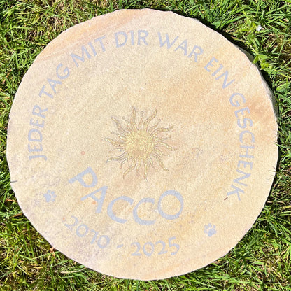 Runde Grabplatte Gedenkstein personalisiert für Hund & Katze aus Sandstein - Jeske Design