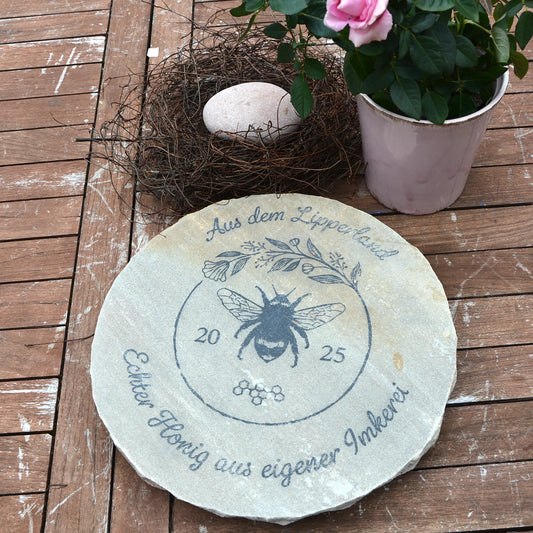 Imkerei-Schild aus Sandstein ø 30 cm – personalisiertes Bienenhonigmotiv - Jeske Design