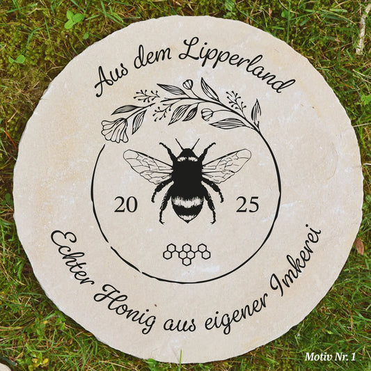 Personalisiertes Imkerei-Schild aus Sandstein mit Bienenmotiv und Lasergravur – Durchmesser 30 cm