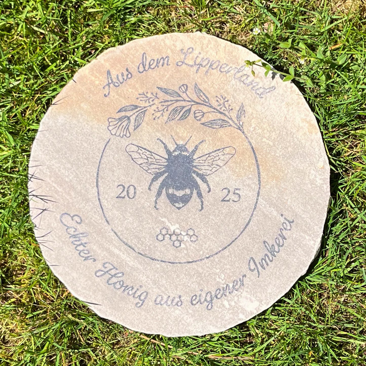 Imkerei-Schild aus Sandstein ø 30 cm – personalisiertes Bienenhonigmotiv - Jeske Design