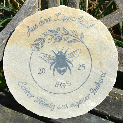 Imkerei-Schild aus Sandstein ø 30 cm – personalisiertes Bienenhonigmotiv - Jeske Design