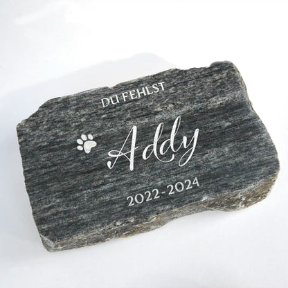 Geschnittener Granitstein als Tiergrabstein mit Name und Pfote als Motiv