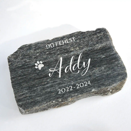 Geschnittener Granitstein als Tiergrabstein mit Name und Pfote als Motiv