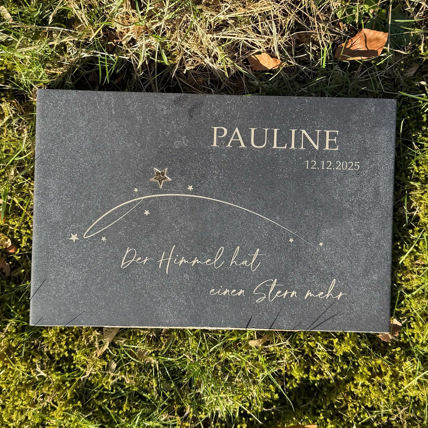 Urnengrabplatte aus Keramik mit goldenem Stern und personalisierter Gravur